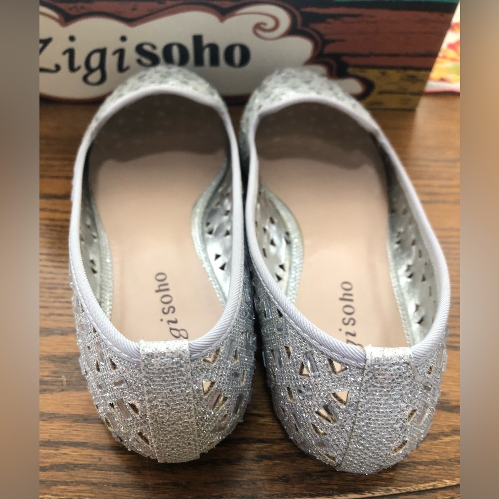 ZIGI SOHO Silver Swerve Flat Shoes Size 9  Handmade - Picture 2 of 3